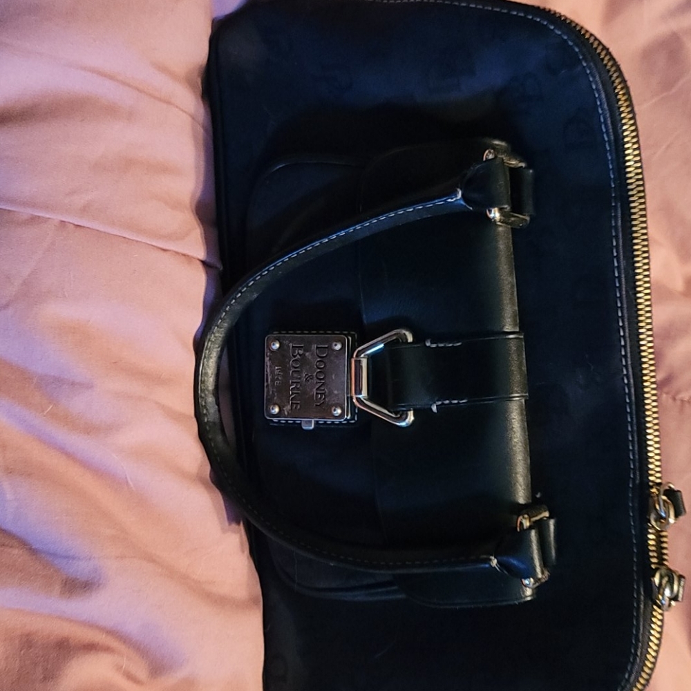 Dooney and Bourke purse blk used very good shape